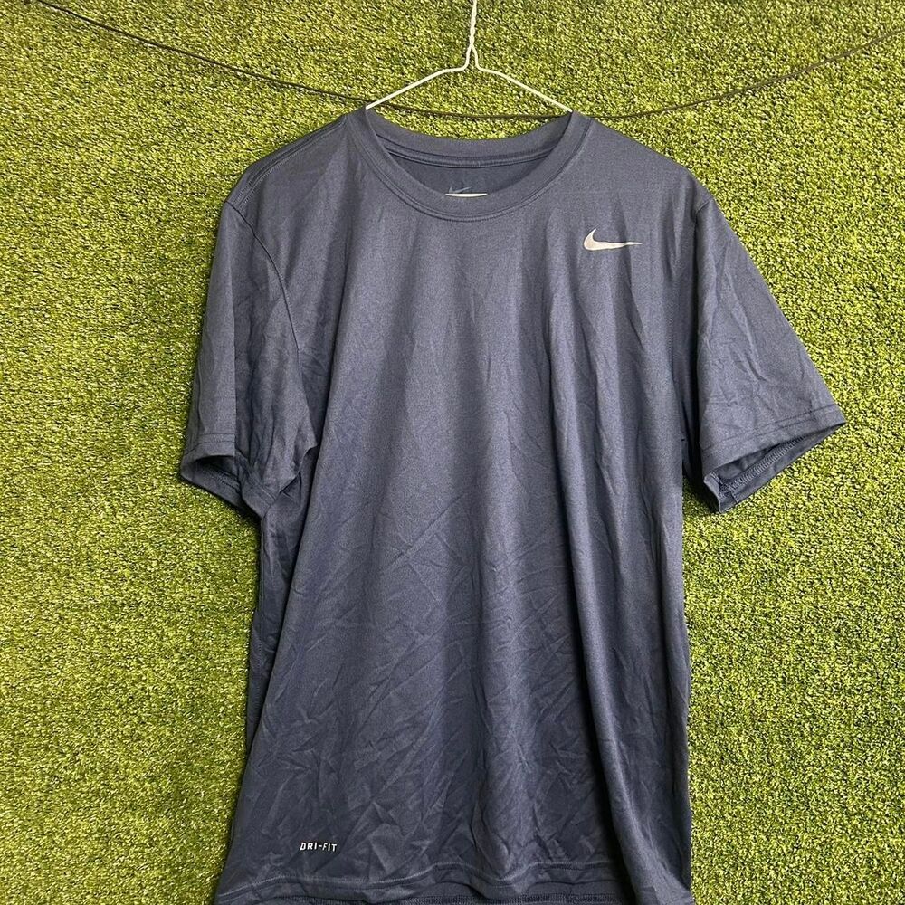 Nike Men's Navy and Blue T-shirt